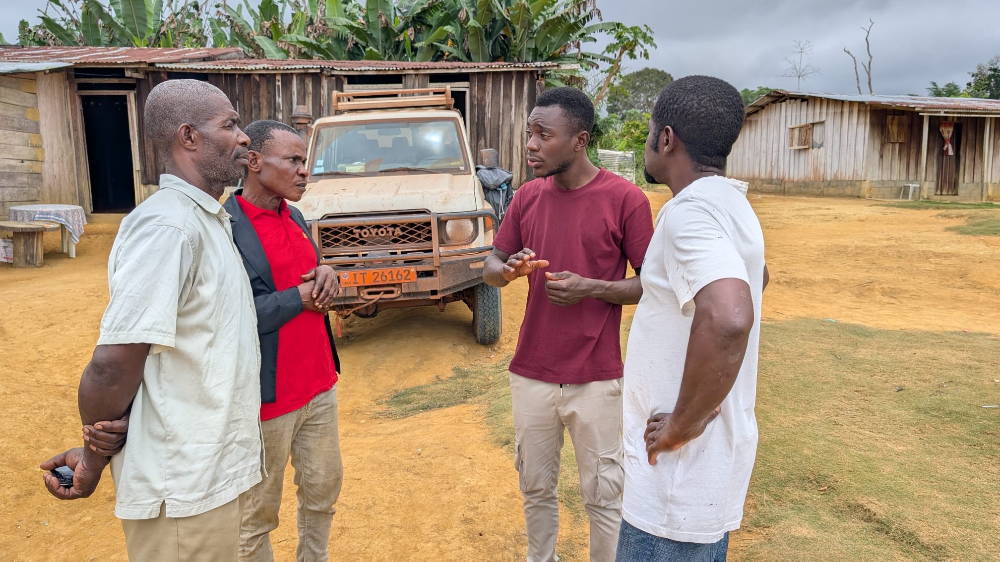 Charles LEBON (au centre), étudiant à l’Université Omar Bongo en spécialité écologie fonctionnelle