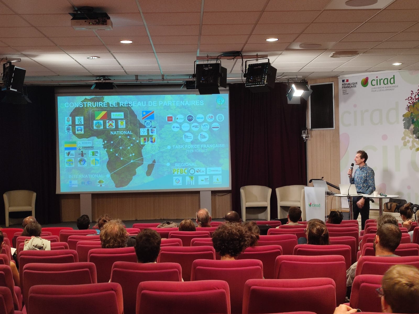 Laurent Durieux, coordinateur du One Forest Vision, lors du mot de bienvenue au participants du séminaire.