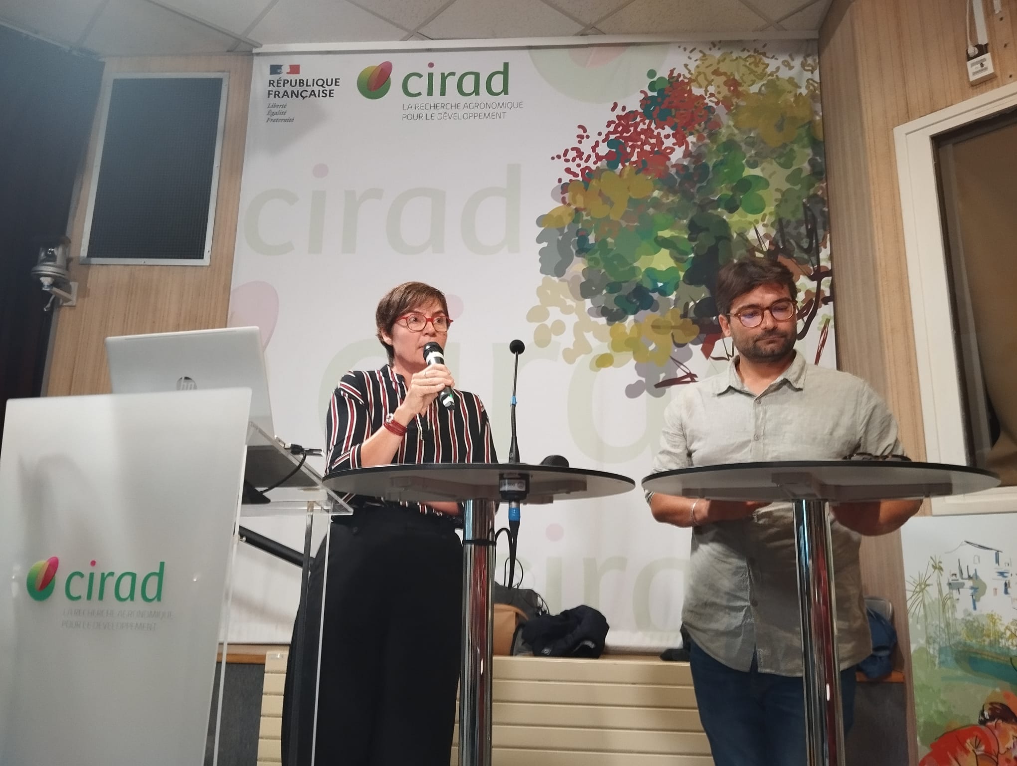 Anne Puissant et Olivier Norvez lors de leur prise de parole sur les enjeux du partage des données scientifiques dans le contexte international