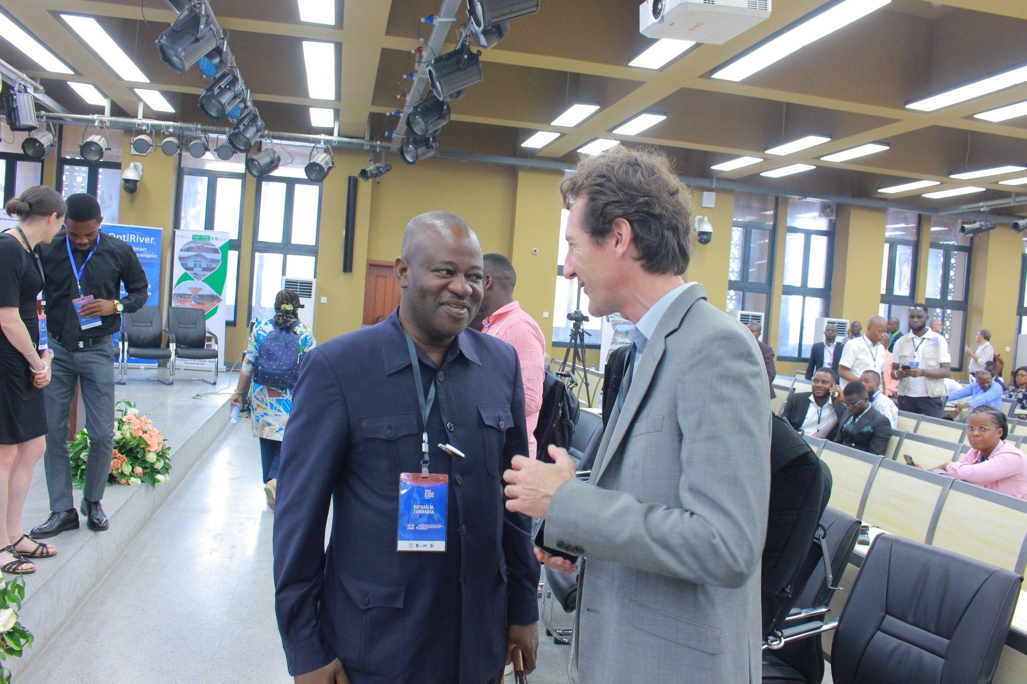 Échanges entre le Professeur Raphaël Tshimanga, organisateur principal du forum et Laurent Durieux, Coordinateur du One Forest Vision (IRD)