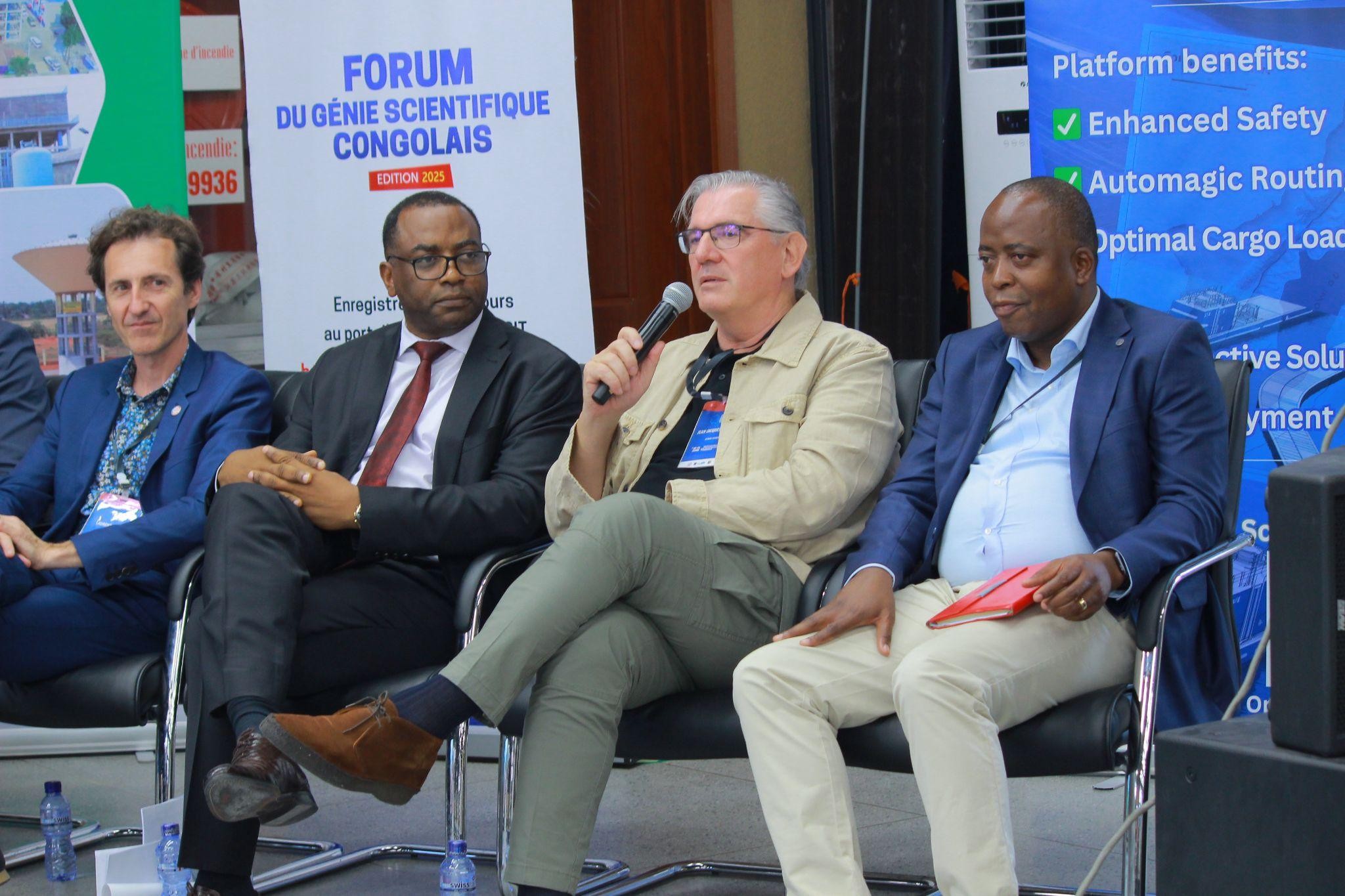 Jean-Jacques Braun (IRD), coordinateur OFVi pour la RDC animant un workshop en lien avec les équipes du CRREBaC et de GEO-RDC
