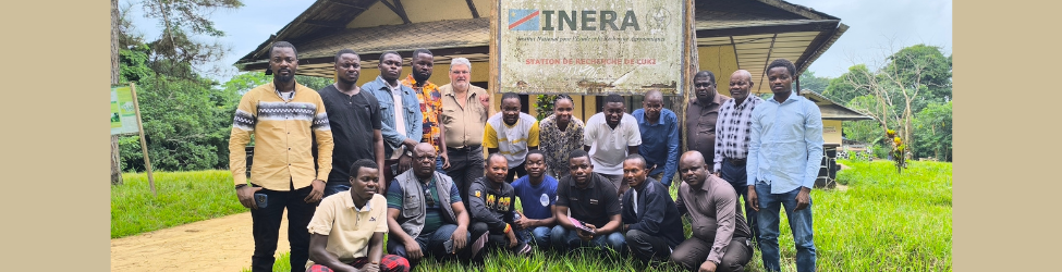 Photo de groupe de la formation Pl@ntNet à la station de recherche INERA dans la Réserve de Biosphère de Luki, Kongo Central, avril 2026