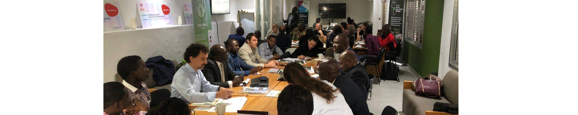Photo d'une table ronde lors de l'atelier au Gabon