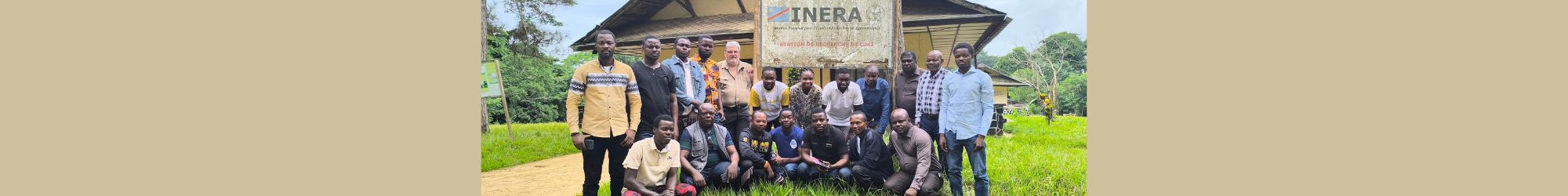 Photo de groupe de la formation Pl@ntNet à la station de recherche INERA dans la Réserve de Biosphère de Luki, Kongo Central, avril 2026