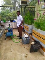 Photo de Diel Jofr&eacute;s Mihindou pendant une mission de th&egrave;se sur le terrain