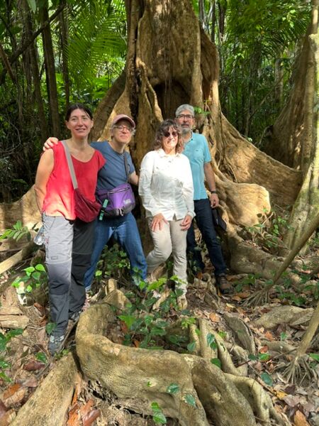Nad&egrave;ge M&eacute;zi&eacute; aux c&ocirc;t&eacute;s de ses coll&egrave;gues de l&rsquo;IRD lors d&rsquo;une mission de terrain en Amazonie.
