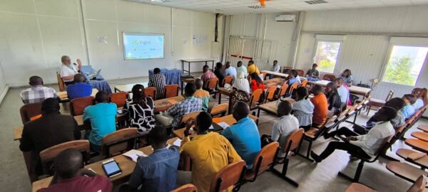 Phase théorique de la formation Pl@ntNet à l’Université des Sciences et Techniques de Masuku, Franceville, Phase théorique de la formation Pl@ntNet à l’Université des Sciences et Techniques de Masuku, Franceville,