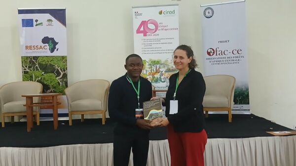 Remise de prix par Adeline Fayolle (CIRAD, OFVi) &agrave; un doctorant distingu&eacute; pour la qualit&eacute; de sa communication scientifique