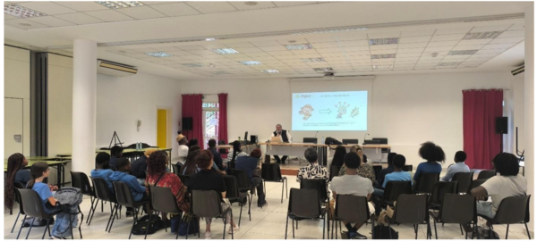 Présentation de la plateforme aux collégiens, lycéens et professeurs de Sciences de la Vie et de la Terre du Lycée Blaise Pascal à Libreville Présentation de la plateforme aux collégiens, lycéens et professeurs de Sciences de la Vie et de la Terre du Lycée Blaise Pascal à Libreville