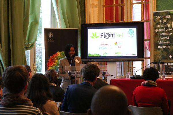 Photo of Murielle Simo-Droissart presenting Pl@ntNet