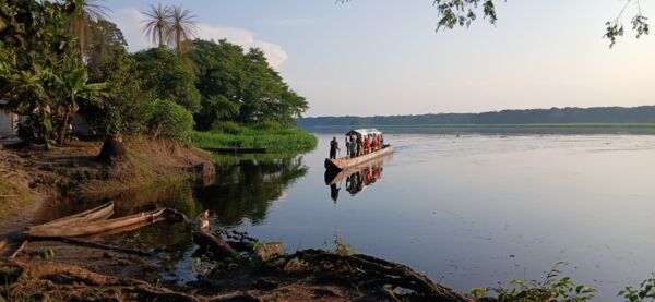 Arrivée mission scientifique en pirogue dans la région Likouala-Mossaka, République du Congo © Y.G. Arrivée mission scientifique en pirogue dans la région Likouala-Mossaka, République du Congo © Y.G.
