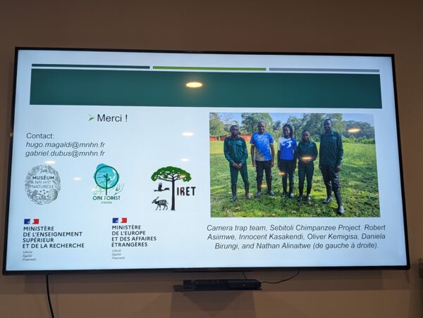 Pour clôturer la formation, Hugo présente et remercie les équipes terrain du Sebitoli Chimpanzee Project (Ouganda) Pour clôturer la formation, Hugo présente et remercie les équipes terrain du Sebitoli Chimpanzee Project (Ouganda)