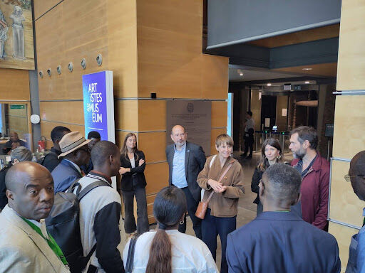 À l’issue de sa séquence, Sabrina Krief (MNHN) et Thierry Caquet (INRAE) poursuivent les échanges avec la délégation congolaise À l’issue de sa séquence, Sabrina Krief (MNHN) et Thierry Caquet (INRAE) poursuivent les échanges avec la délégation congolaise