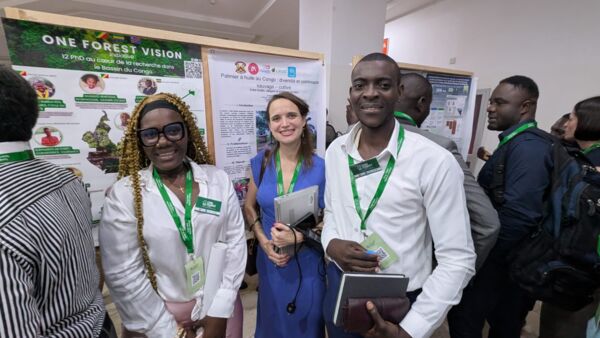 Marie Normand (SCAC &ndash; Ambassade de France en RDC) aux c&ocirc;t&eacute;s de deux doctorants OFVi, Emmafie Bonda et Fr&eacute;jusse Miassouka, pr&eacute;sentant leurs travaux...