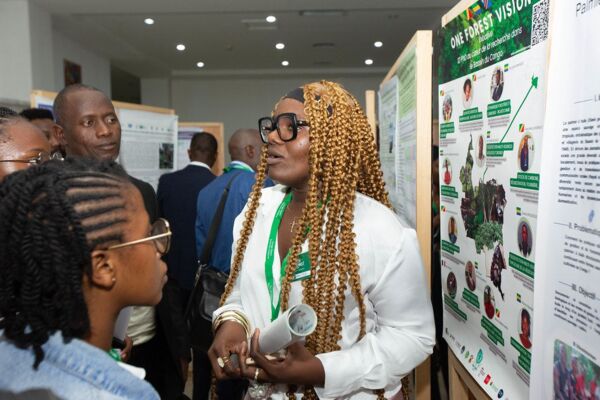 Emmafie Jinelle BONDA, doctorante OFVi pr&eacute;sentant son sujet de th&egrave;se sous forme de Poster &agrave; la conf&eacute;rence CBSI